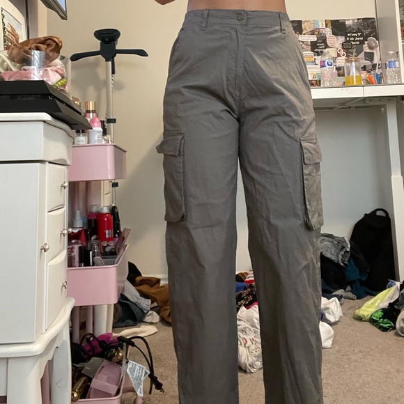 These gray cargo pants are light weight - Picture 7 of 9